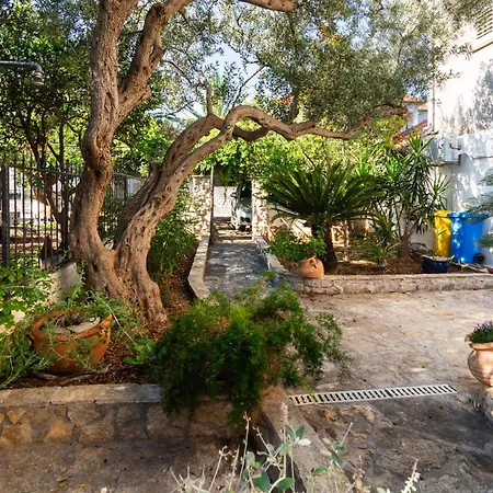 Two-bedroom In Appartement Supetar